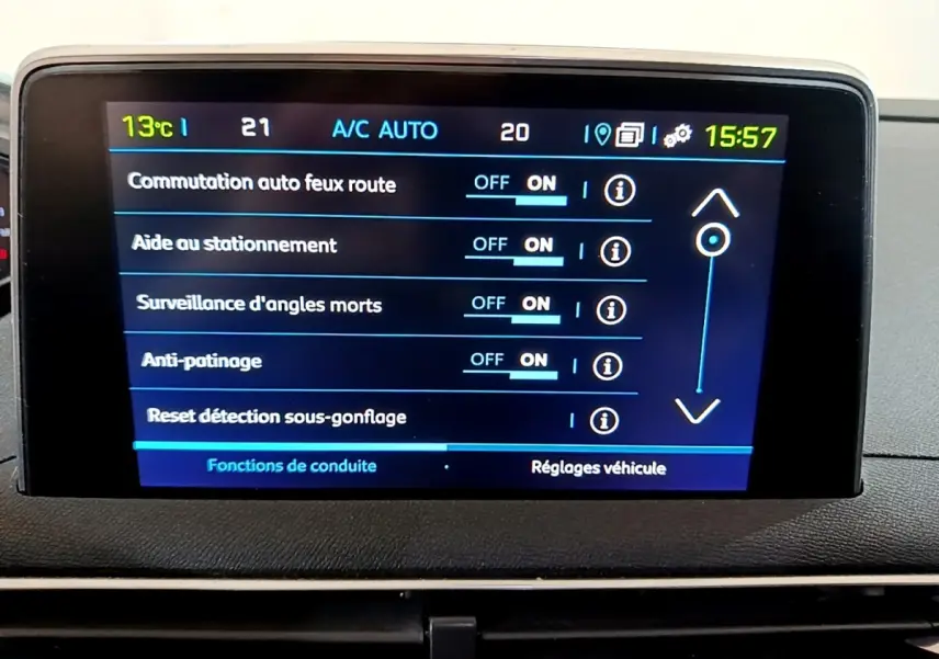 Écran tactile central du tableau de bord du Peugeot 3008 blanc, affichant les options d’aide à la conduite.