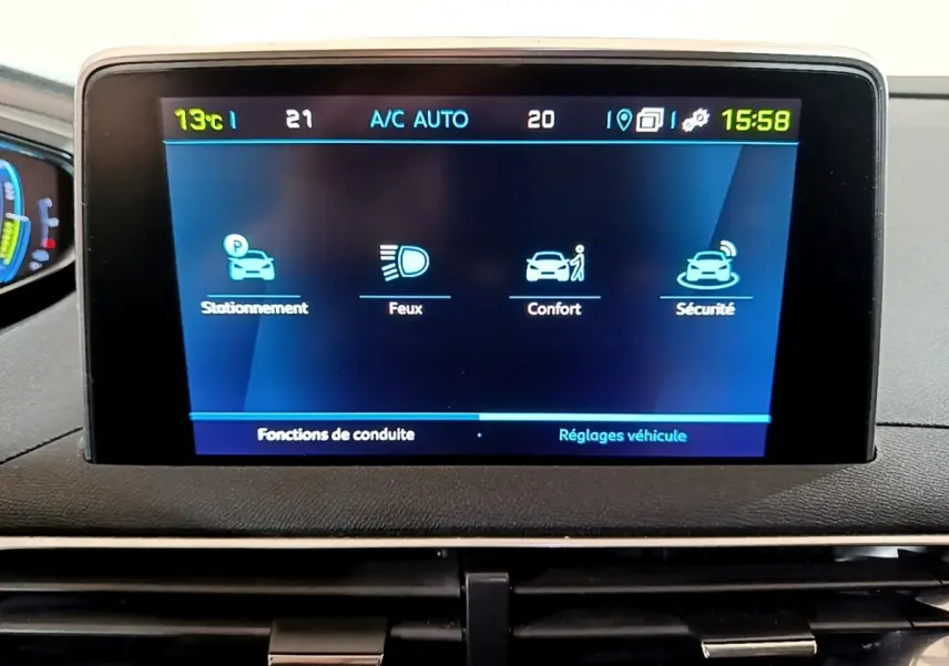 Écran tactile central du tableau de bord du Peugeot 3008 blanc, affichant les réglages de conduite et sécurité.