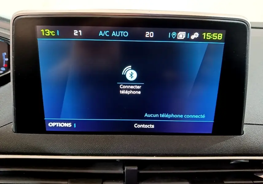 Écran tactile central du tableau de bord du Peugeot 3008 blanc, affichant la connexion Bluetooth téléphone.