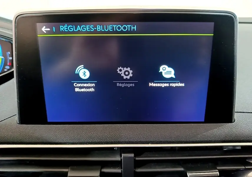 Écran tactile central du tableau de bord du Peugeot 3008 blanc, affichant les réglages Bluetooth.
