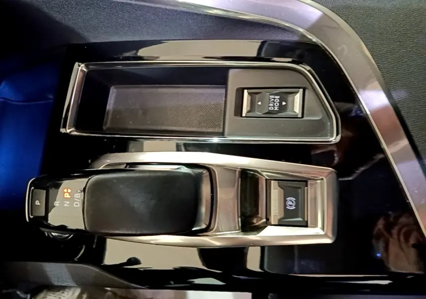 Gros plan sur le levier de vitesses et commande Drive Mode du Peugeot 3008 blanc, intérieur noir brillant.