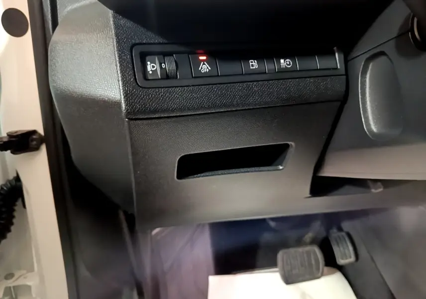 Vue intérieure côté gauche du tableau de bord du Peugeot 3008 blanc, avec commandes et pédales visibles en bas.