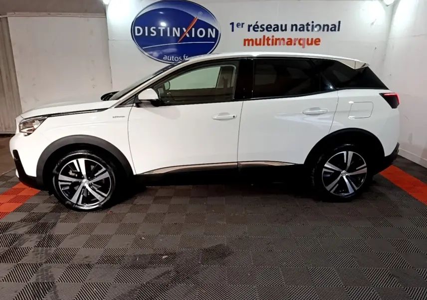 Vue de profil côté gauche d’un Peugeot 3008 blanc hybride rechargeable, avec jantes alliage et toit noir contrasté.