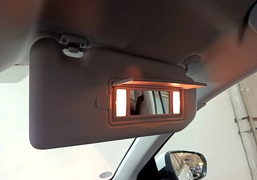 Miroir de courtoisie éclairé sur pare-soleil côté conducteur dans un Peugeot 3008 blanc hybride rechargeable 2020.