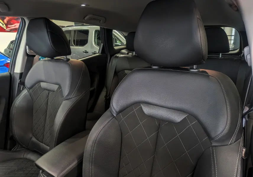 Gros plan sur les sièges avant en cuir noir avec surpiqûres, intérieur du Renault Kadjar TCe 140 Gris Titanium 2019.
