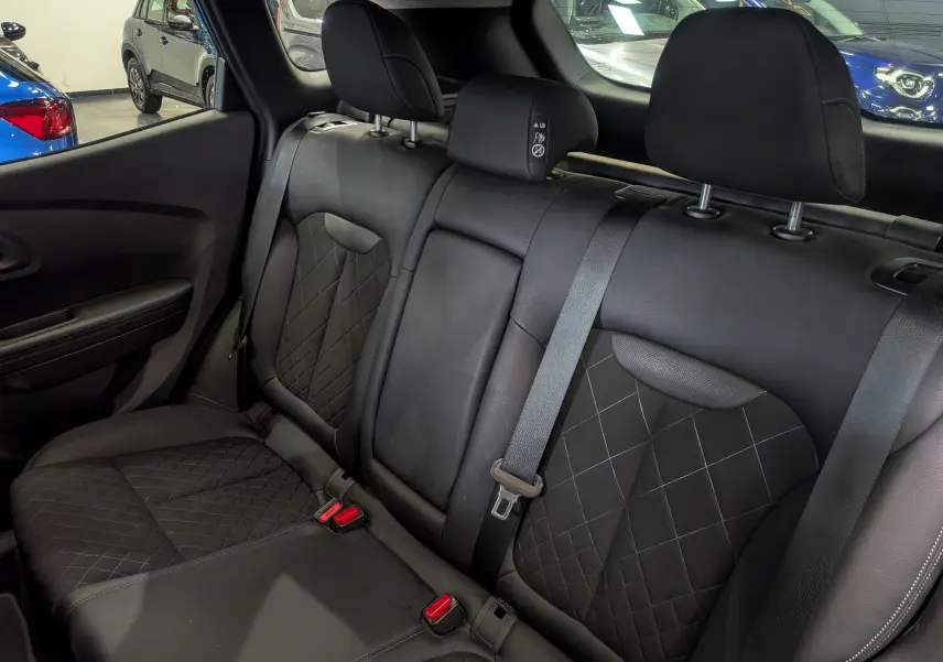 Vue intérieure des sièges arrière en cuir noir avec surpiqûres en losange du Renault Kadjar TCe 140 Intens 2019.
