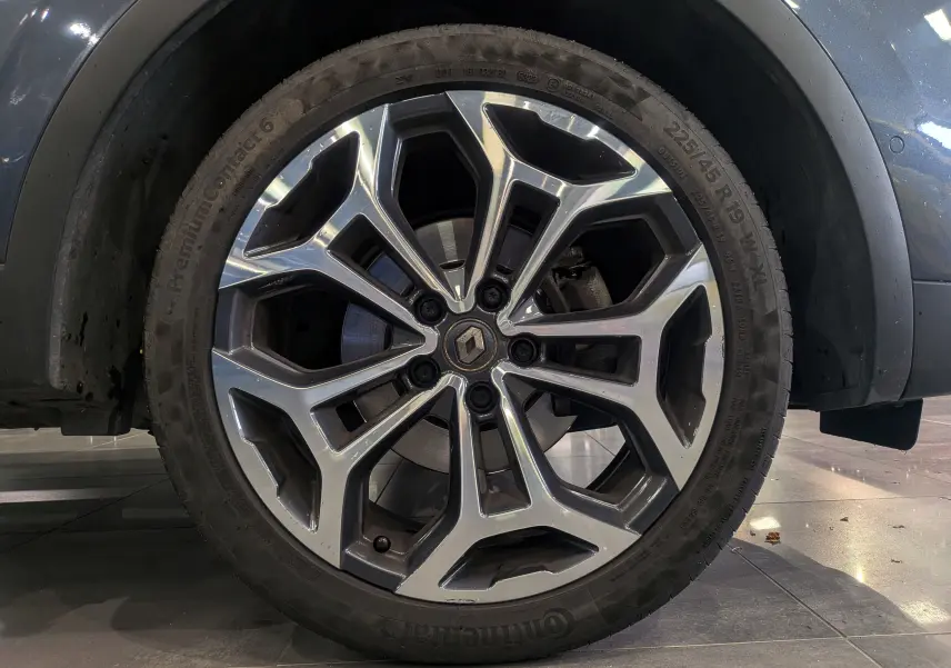 Gros plan sur la roue avant droite du Renault Kadjar gris titanium, mettant en valeur la jante alliage 19 pouces au design moderne.