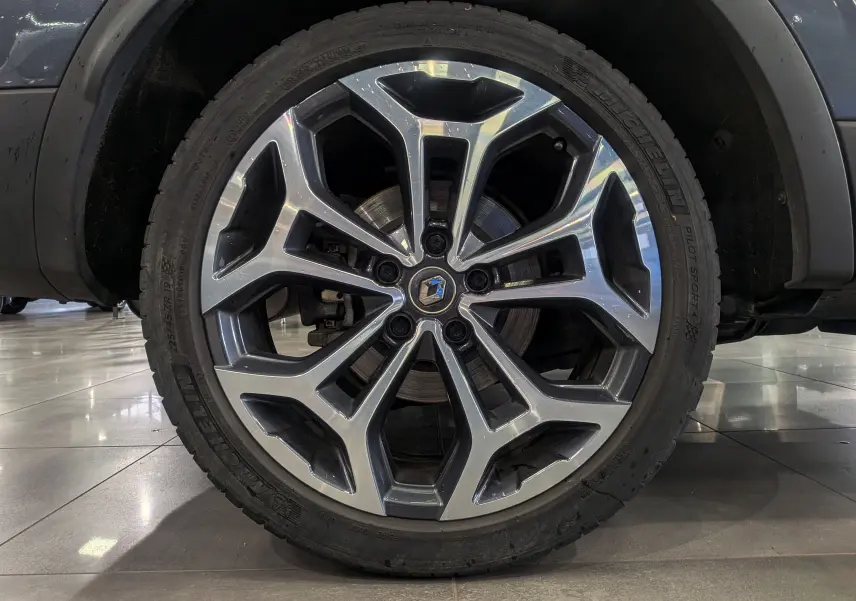 Gros plan sur la jante alliage 19 pouces bi-ton du Renault Kadjar Gris Titanium, avec logo central visible.