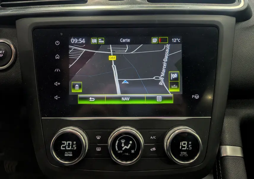 Vue rapprochée de l’écran tactile central et des commandes de climatisation du Renault Kadjar gris Titanium de 2019.