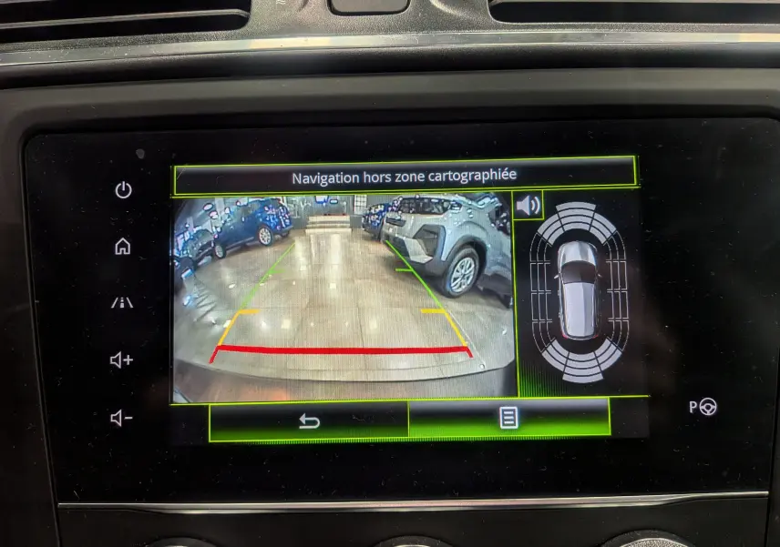 Écran de caméra de recul du Renault Kadjar gris Titanium montrant une vue arrière avec lignes de guidage colorées.