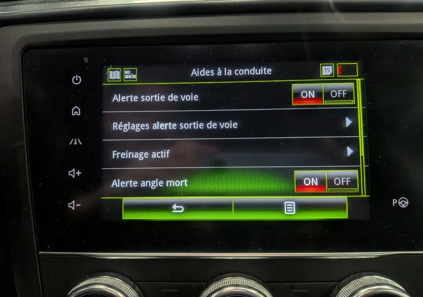 Écran tactile intérieur du Renault Kadjar 2019 montrant les réglages d’aides à la conduite avec options activées.