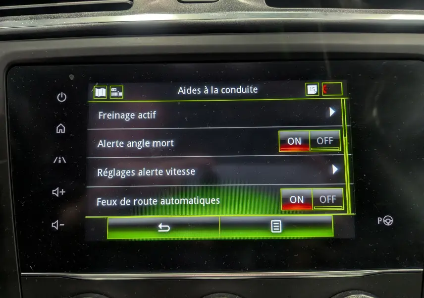 Écran tactile intérieur du Renault Kadjar TCe 140 Intens 2019 affichant les aides à la conduite activées.