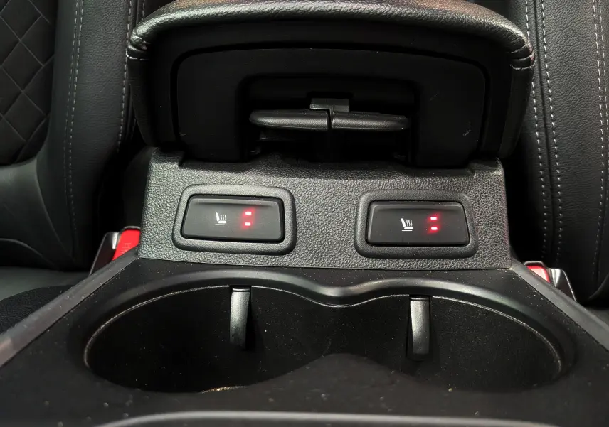 Gros plan sur les commandes des sièges chauffants arrière activés dans le Renault Kadjar TCe 140 Gris Titanium de 2019.