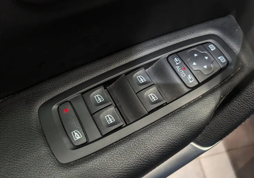 Gros plan sur les commandes de lève-vitres et rétroviseurs électriques du côté conducteur du Renault Kadjar TCe 140 Gris Titanium.
