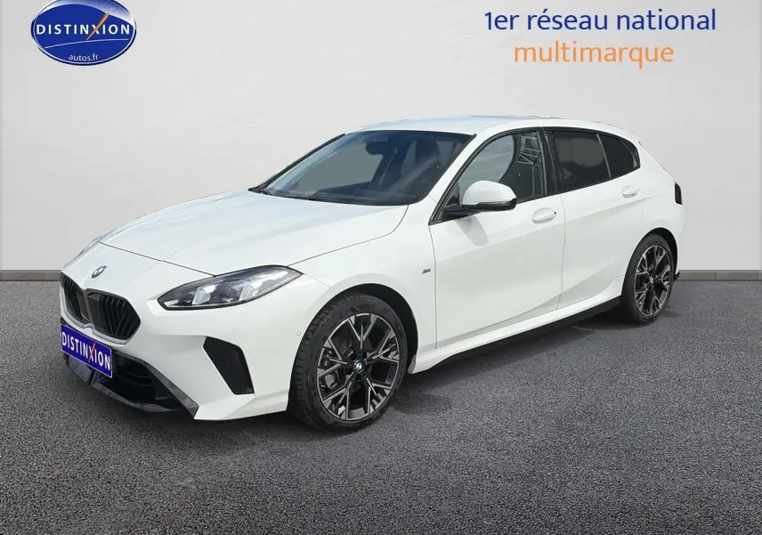 BMW Série 1 blanche vue en 3/4 avant droit avec jantes noires et calandre caractéristique M Sport.