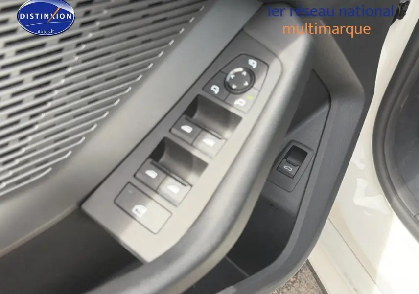 Vue rapprochée de la porte avant gauche blanche d'une BMW Série 1 120da, avec commandes de vitres et rétroviseurs.