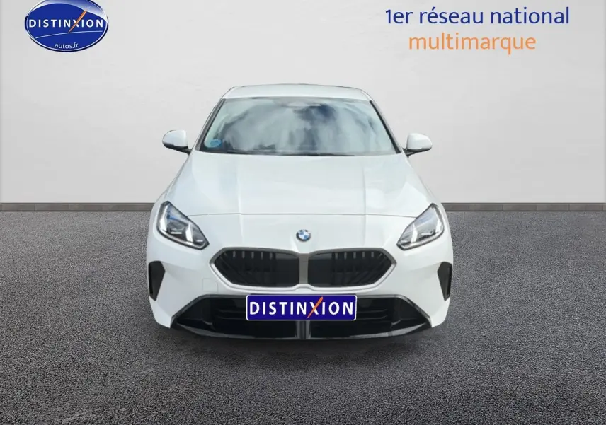 Vue avant d'une BMW Série 1 blanche pure avec calandre noire et phares LED, sur fond neutre extérieur.