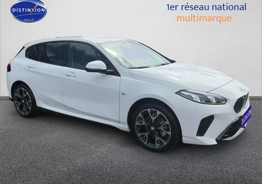 BMW Série 1 blanche vue en 3/4 avant droit, avec jantes alliage noires et toit noir contrasté.