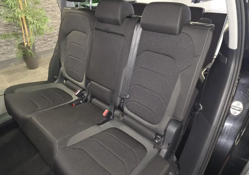 Vue latérale droite de la banquette arrière noire 3 places du Skoda Kodiaq 2023 finition Ambition avec appuie-têtes et ceintures.