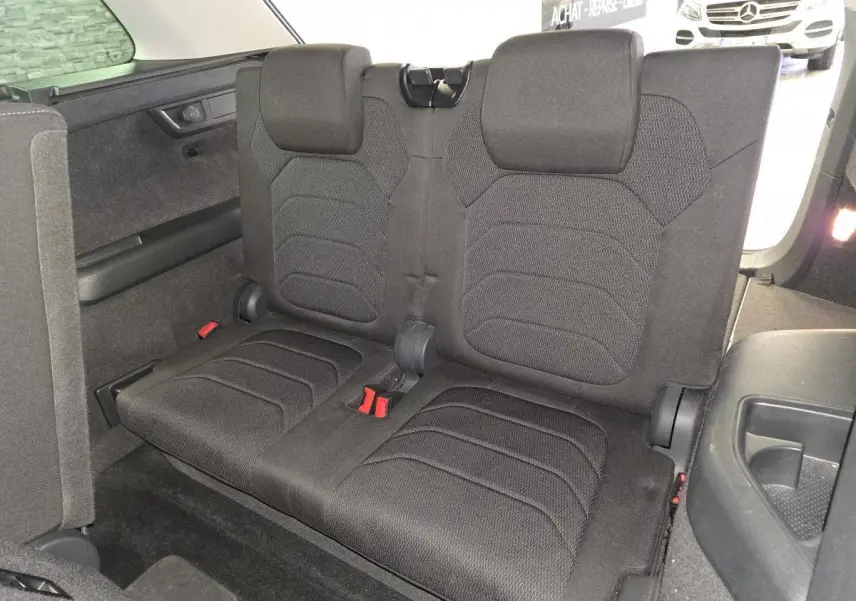 Vue rapprochée des deux sièges arrière noirs en tissu du Skoda Kodiaq 2023 version Ambition.
