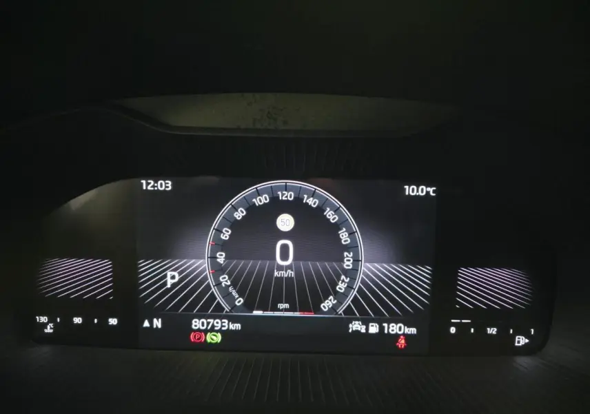 Affichage numérique du tableau de bord SKODA KODIAQ 2023 avec vitesse à 0 km/h et température extérieure à 10°C.