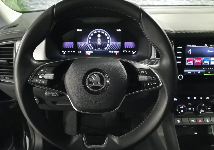 Vue rapprochée du volant noir multifonctions et du tableau de bord digital du Skoda Kodiaq 2023 Ambition.