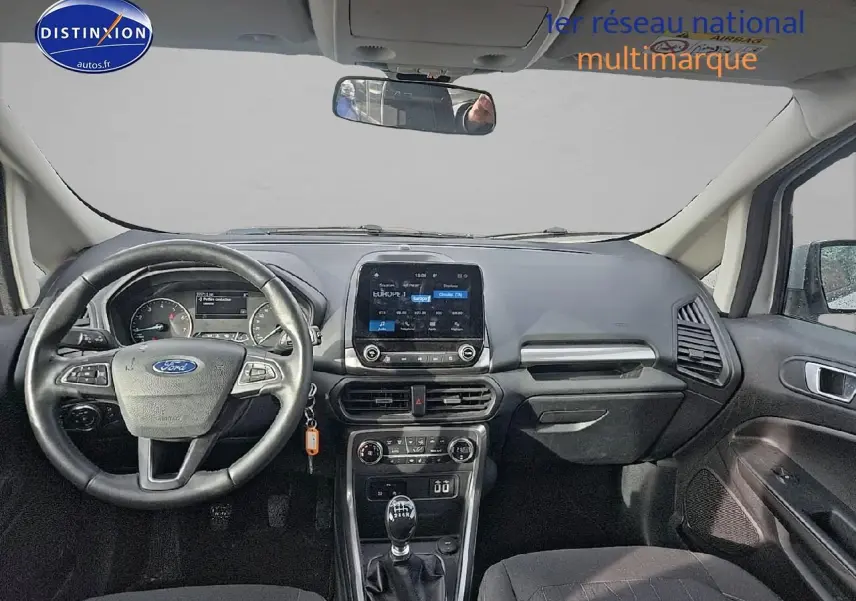 Vue intérieure avant du Ford EcoSport gris 2019, montrant le volant cuir multifonction et l’écran tactile central.