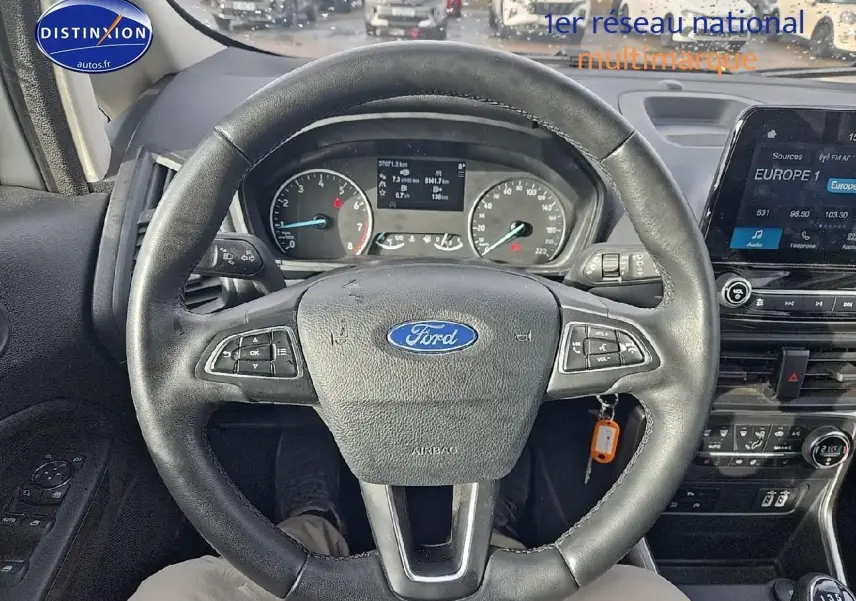 Vue intérieure centrée sur le volant cuir noir Ford Ecosport 2019 avec tableau de bord et écran tactile visible.