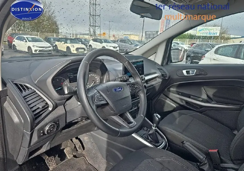 Intérieur avant droit du Ford EcoSport 2019 avec volant cuir, tableau de bord noir et levier de vitesses manuel.