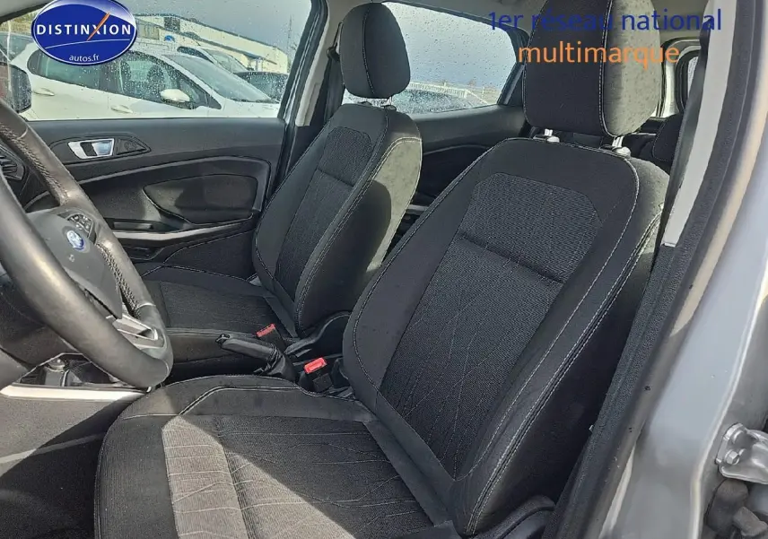 Vue intérieure côté conducteur du Ford EcoSport gris 2019, sièges en tissu noir avec volant cuir multifonction visible.