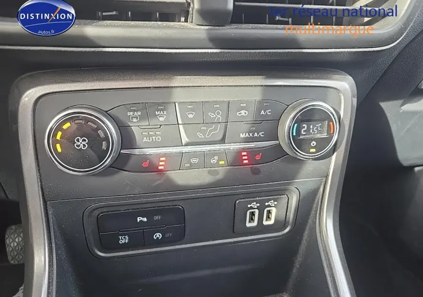 Vue rapprochée de la console centrale du Ford Ecosport 2019 gris, montrant les commandes de climatisation et ports USB.