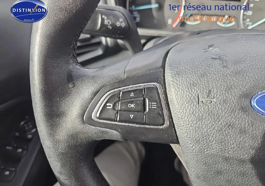 Gros plan sur le volant en cuir noir du Ford Ecosport 2019, montrant les commandes multifonctions côté gauche.