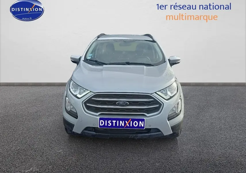 Vue frontale d'un Ford Ecosport gris 2019 avec calandre hexagonale et phares LED allumés.