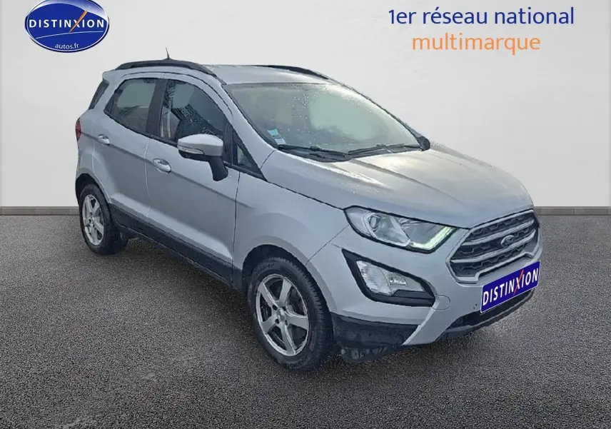 Ford EcoSport gris vue 3/4 avant droit avec jantes alliage et barres de toit visibles sur fond neutre.