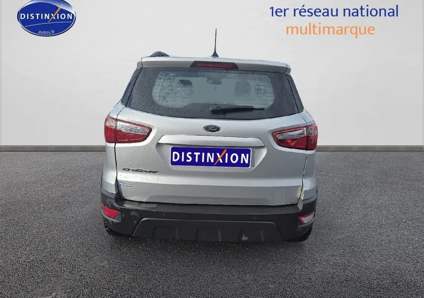Vue arrière d’un Ford EcoSport gris 2019 avec barres de toit et feux arrière rouges visibles.