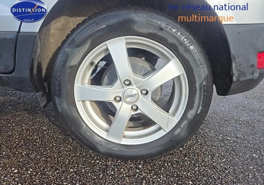 Gros plan sur la roue arrière droite grise du Ford Ecosport 2019 avec jante alliage cinq branches.