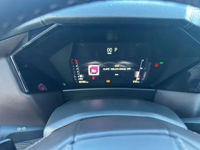 Vue du tableau de bord numérique du DS4 2022 noir, affichant la vitesse, la radio et les indicateurs de bord.
