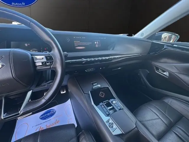 Intérieur noir du DS4 BlueHDi 130 Rivoli 2022, vue côté conducteur sur tableau de bord et console centrale tactile.