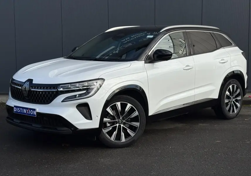 Renault Austral blanc nacré en 3/4 avant droit, toit panoramique noir étoilé et jantes alliage noires diamantées.