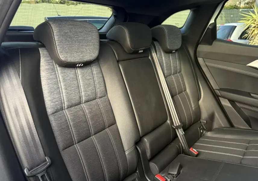 Vue intérieure de la banquette arrière en sellerie mixte gris et noir du Renault Austral 2025.