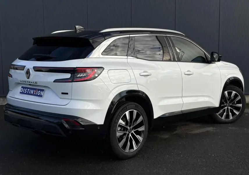 Vue 3/4 arrière droite du Renault Austral blanc nacré avec toit noir étoilé et jantes alliage noires diamantées.