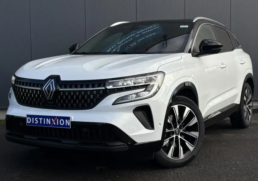 Renault Austral blanc nacré en 3/4 avant droit avec toit noir étoilé et jantes alliage noires diamantées.