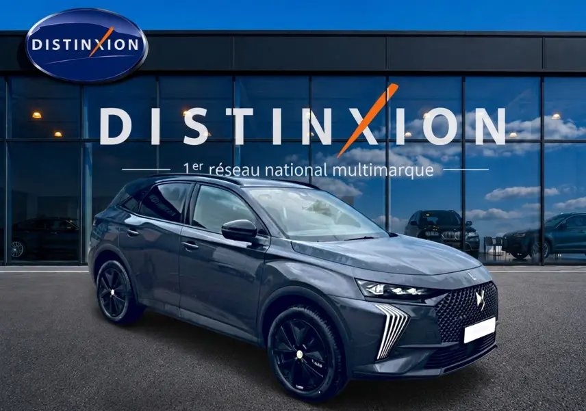 DS7 1.5 BlueHDi gris titane en 3/4 avant droit, avec calandre distinctive et jantes noires brillantes.