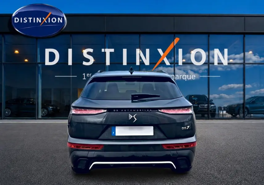 Vue arrière du DS7 gris titane 2026, soulignant ses feux LED fins et son logo DS centré sur le hayon.