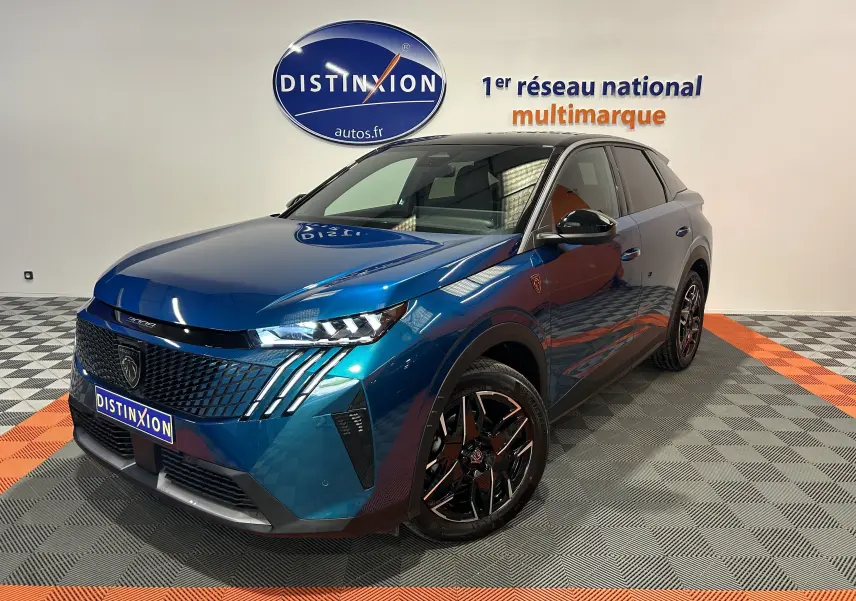 Peugeot 3008 III Hybrid bleu obsession en 3/4 avant droit, avec jantes noires et calandre distinctive.