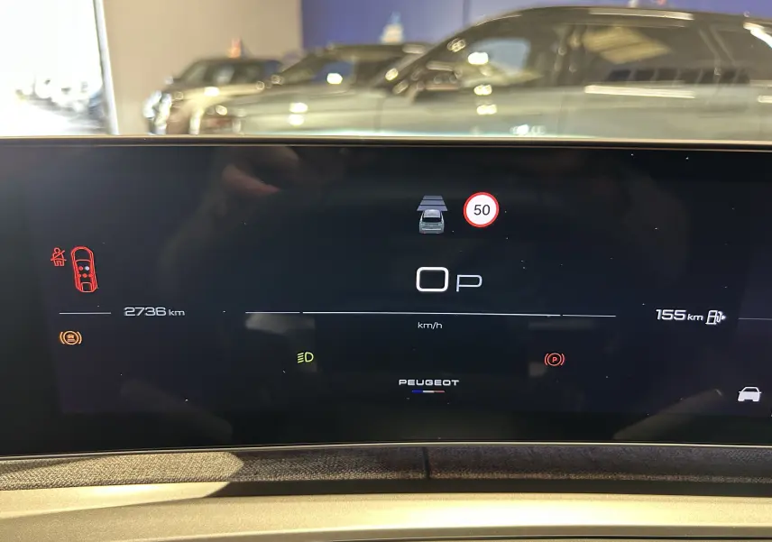 Affichage numérique du tableau de bord du Peugeot 3008 Hybrid 2025, vue frontale du combiné d'instruments.