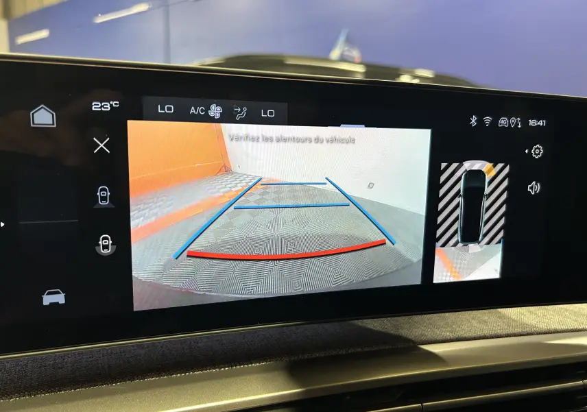 Écran intérieur du Peugeot 3008 Hybrid montrant la caméra de recul avec guidage et vue 360° en stationnement.