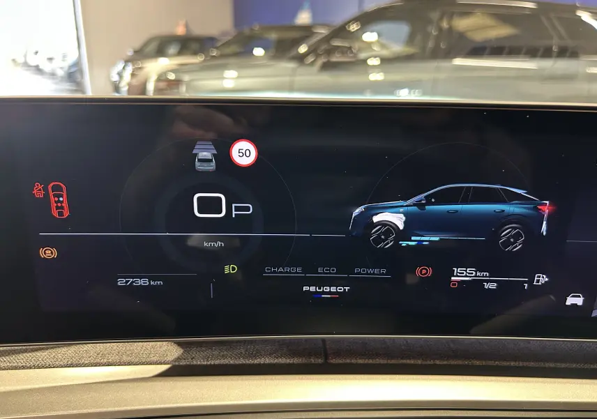 Affichage numérique intérieur du Peugeot 3008 III Hybrid 145 en vue latérale droite bleu obsession, avec indicateurs de charge et vitesse.