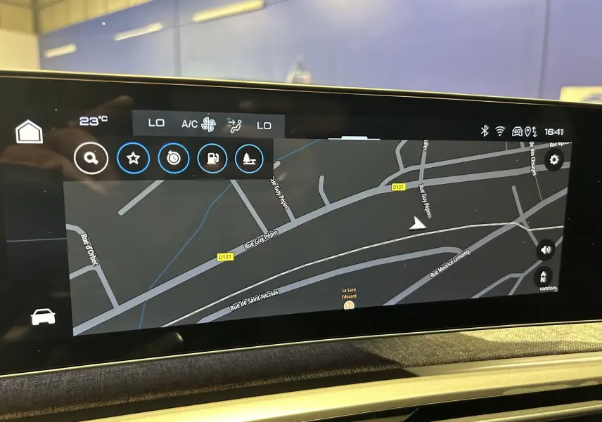 Écran tactile intérieur du Peugeot 3008 III Hybrid 145 montrant la navigation GPS avec carte détaillée.