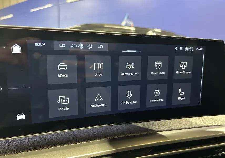 Écran tactile central du Peugeot 3008 III Hybrid 145 affichant les menus climatisation, navigation et aides à la conduite.